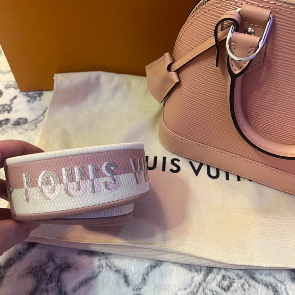 Louis Vuitton crossbody/shoulder purse in pink - Picture 5 of 9